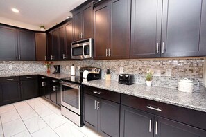 Coffee/tea maker, fridge, microwave, oven - Storey Lake Resort | Private Pool, Spa, Game Room & Disney (Kissimmee)
