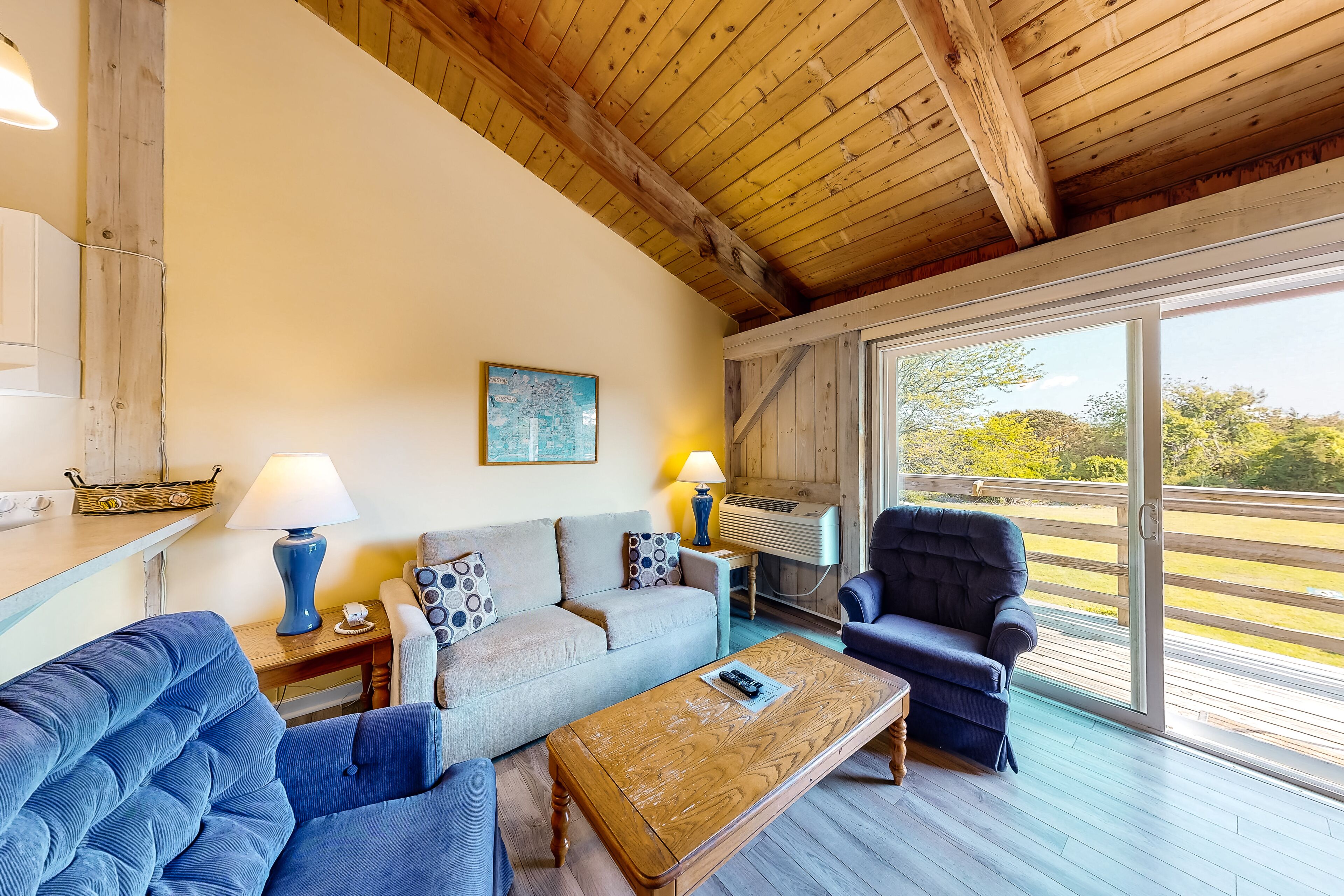 Deluxe townhouse with pool & tennis courts - half-mile to the beach