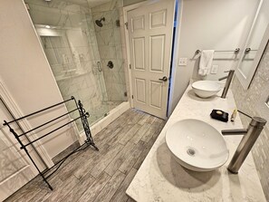 Bathtub, towels - Gulf Views 4812 Tram, wifi, beachfront. Sleeps 8 best rates at Westwinds! Private beach (Miramar Beach)