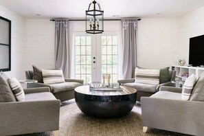 Televisión y oficina 