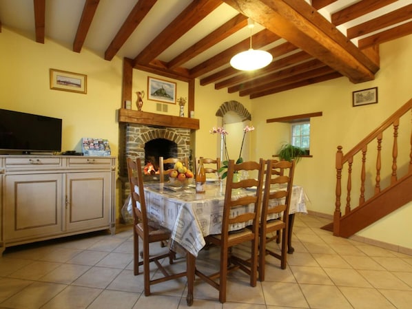 Dining - Bright countryside house with garden and fireplace (Saint-Jean-de-Savigny)