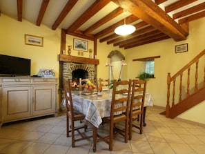 Dining - Bright countryside house with garden and fireplace (Saint-Jean-de-Savigny)