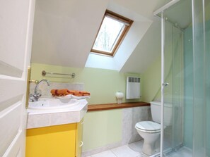 Bathroom - Bright countryside house with garden and fireplace (Saint-Jean-de-Savigny)