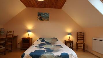 3 bedrooms, WiFi (free), bed sheets