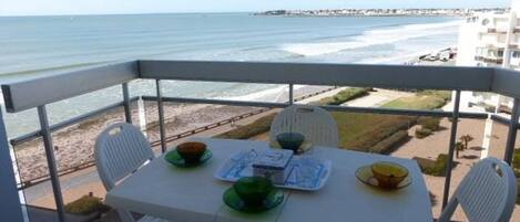 Réfrigérateur, micro-ondes, four, cafetiÚre/bouilloire