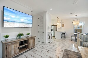 TV, DVD-spiller og stereoanlegg