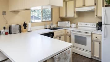 雪櫃、微波爐、焗爐、爐具