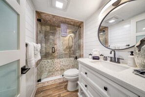 Badewanne, Haartrockner, Handtücher