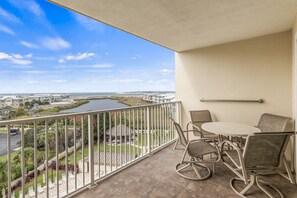 Property grounds - The Islander 612 Complimentary Beach Service -Premier Host. Read our reviews! (Destin)