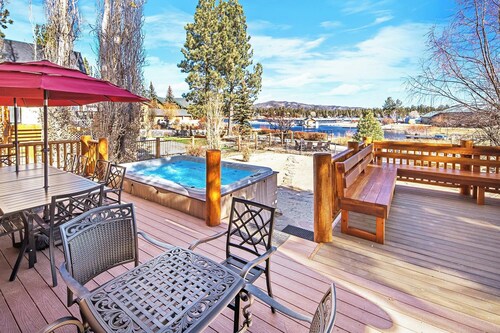 Cienega Lakeview by Destination Big Bear : Spectacular Luxury Lakefront! HOT TUB W/Lake and Mountain Views! Game Room with Pool Table! Gourmet Kitchen!
