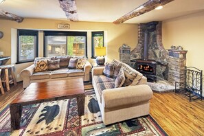 Fernseher, Kamin, Arbeitsbereiche