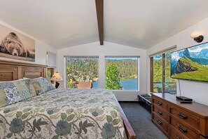 3 bedrooms, WiFi - Walking Distance to Boulder Bay! Lakeviews! PET FRIENDLY! Internet! Darts & Poker Table! (Big Bear Lake)