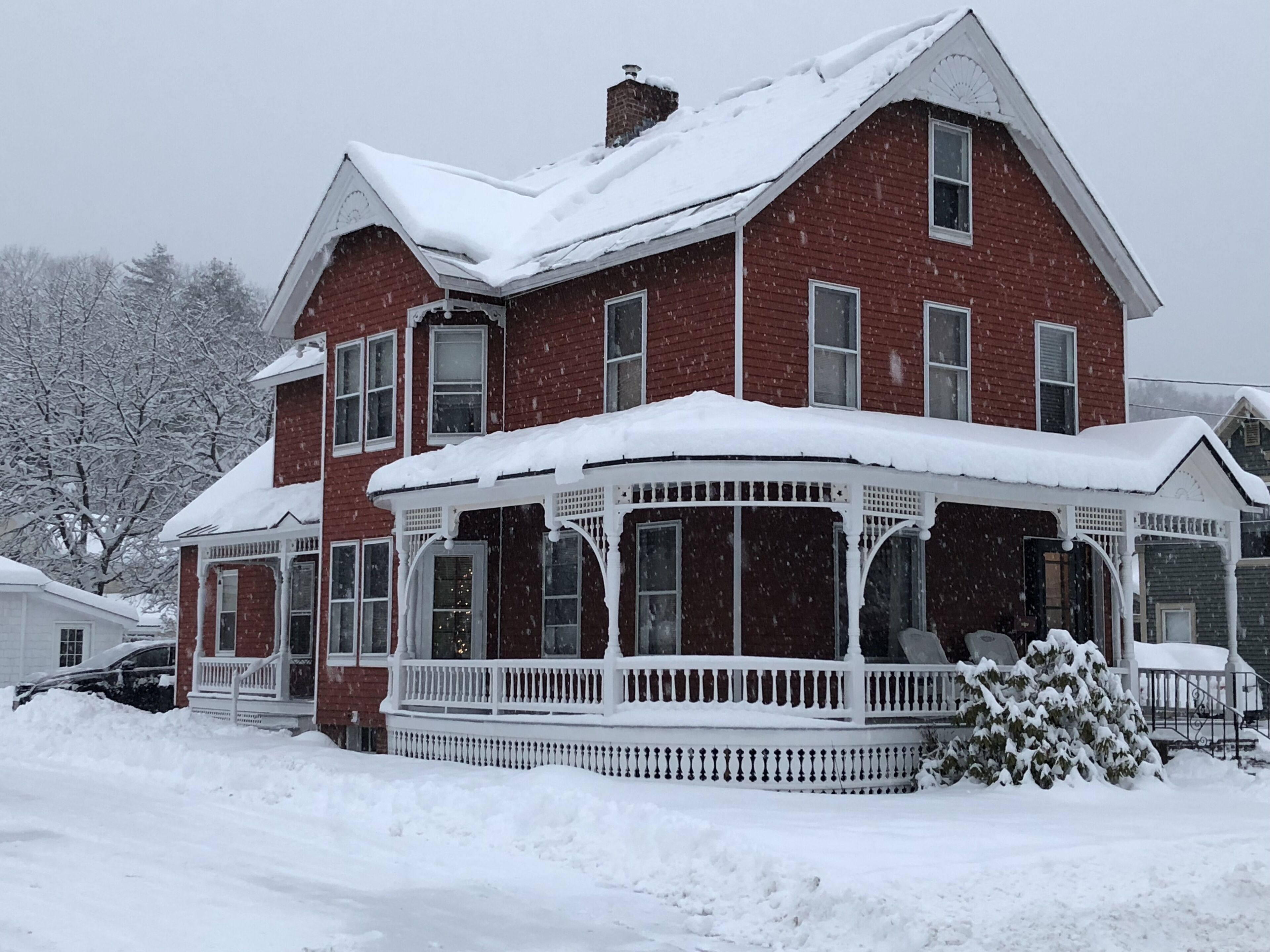 Updated Village Victorian on Ski Shuttle, walk to all amenties in town!