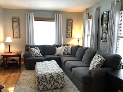 Updated Village Victorian on Ski Shuttle, walk to all amenties in town!