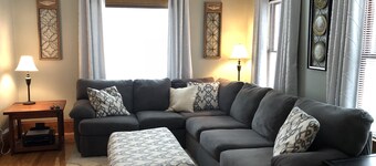 Updated Village Victorian on Ski Shuttle, walk to all amenties in town!