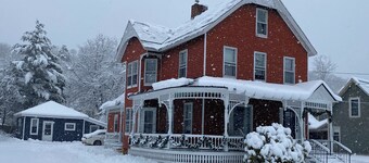 Updated Village Victorian on Ski Shuttle, walk to all amenties in town!