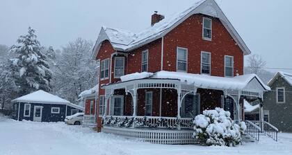Updated Village Victorian on Ski Shuttle, walk to all amenties in town!
