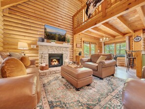 Smart TV, fireplace, video-game console - ER43 Tulip Tree – 3BR Cabin w/ Hot Tub, Arcade, Pool, & Prime Pigeon Forge Spot (Pigeon Forge)