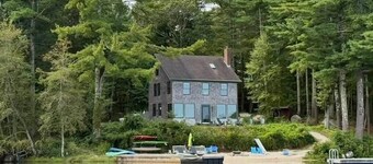 Bord de l'eau avec plage de sable privée
