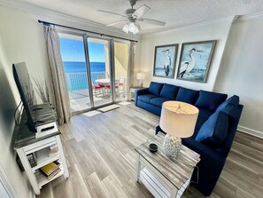 Televisión de pantalla plana, reproductor de DVD y estéreo 