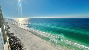 Una playa con aguas turquesas cristalinas y una extensa orilla arenosa.