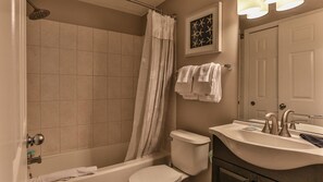 Bañera con ducha, toallas
