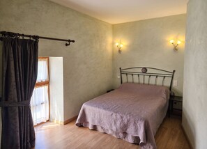 2 bedrooms, iron/ironing board, travel cot, free WiFi