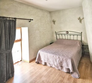 2 bedrooms, iron/ironing board, Internet