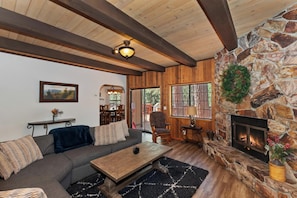Flat-screen TV, fireplace, video games, DVD player - Amazing Grace by Destination Big Bear : Walk to the Lake! Spa! Pool Table! Huge Kitchen! Beautiful Backyard! BBQ! (Big Bear Lake)