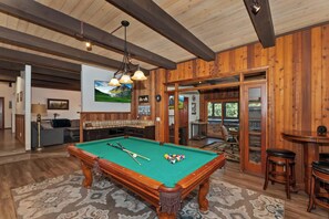 Games room - Amazing Grace by Destination Big Bear : Walk to the Lake! Spa! Pool Table! Huge Kitchen! Beautiful Backyard! BBQ! (Big Bear Lake)