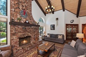 Televisión de pantalla plana, chimenea y videojuegos 