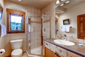 Apartment, Mehrere Betten (2303 Timberline Lodge, Trappeur's Cro) | Badezimmer | Kostenlose Toilettenartikel, Haartrockner, Handtücher, Shampoo