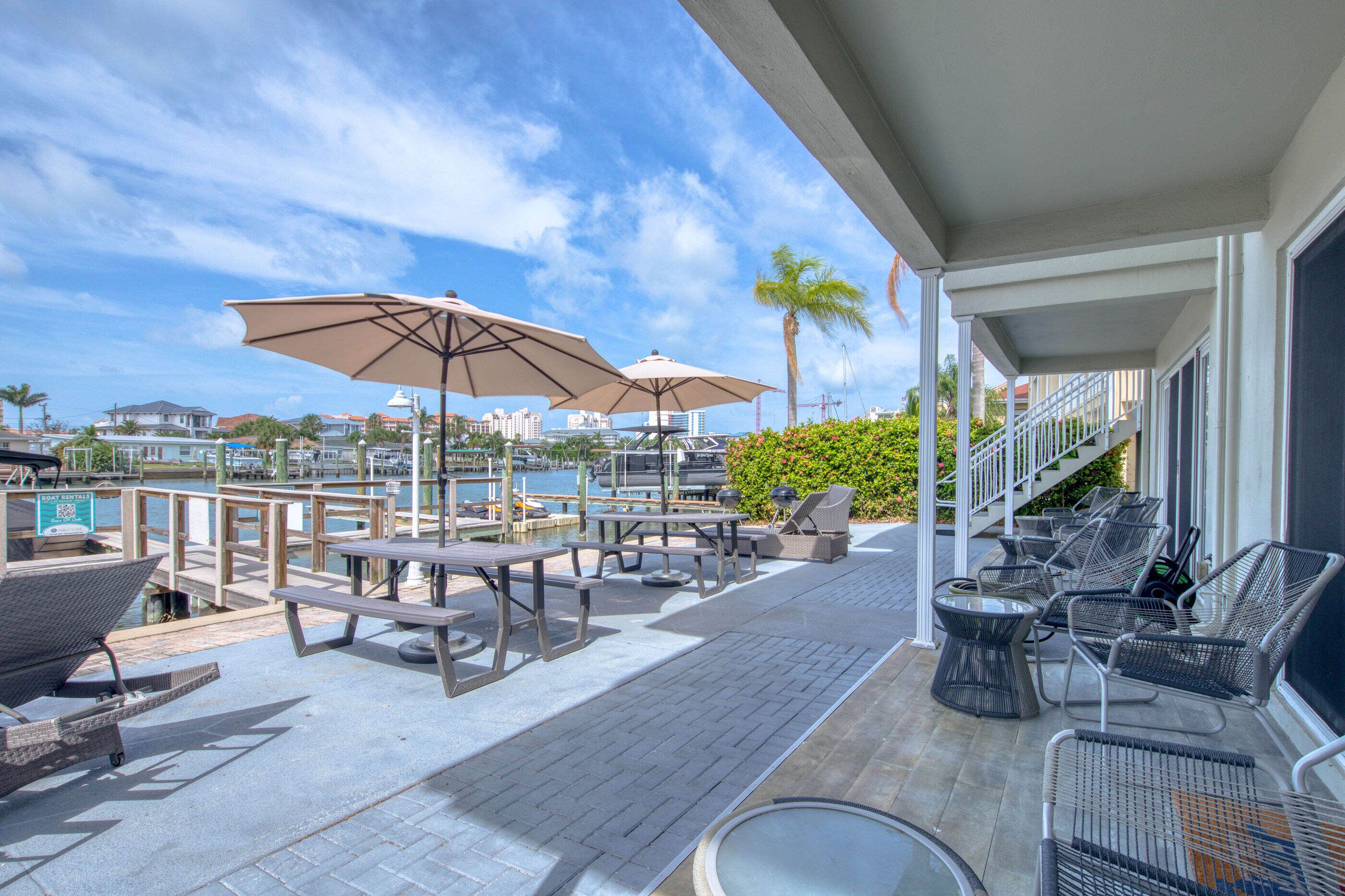 Waterfront-Pet Friendly-8 Minute Walk to Beach