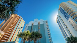 Un hotel alto con balcones y un letrero que dice "Island Royale".
