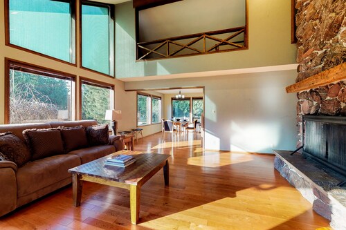 Peaceful home in private meadow with wood-burning fireplace