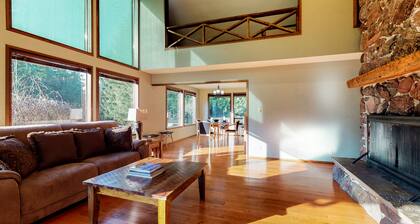 Peaceful home in private meadow with wood-burning fireplace