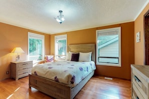 4 bedrooms, iron/ironing board, WiFi, bed sheets - Peaceful home in private meadow with wood-burning fireplace (Port Angeles)