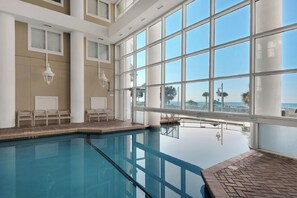 屋内プール、温水プール