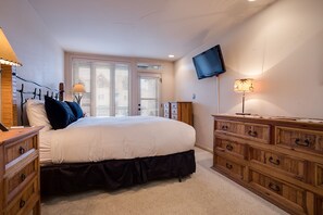 5 bedrooms, iron/ironing board, WiFi, bed sheets - TR1111 | Perfect for families or group of couples | Winter Shuttle | 10 Hot Tubs (Steamboat Springs)