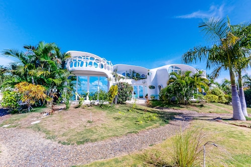 Retraite romantique en bord de mer avec piscine partagée et vue sur l'océan!