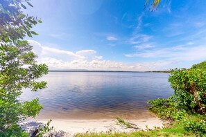 Beach nearby - Beachfront retreat with pool, private hot tub, AC, & lagoon view (Placencia)