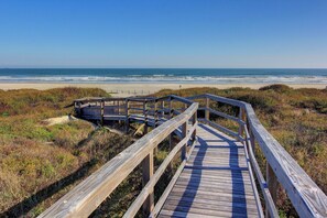 On the beach - Great views, swimming pool, boardwalk to the beach, picnic tables, play area, co (Port Aransas)
