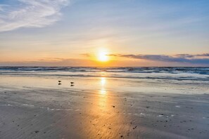 On the beach - Gorgeous condo with a great view! Heated Pool! (Port Aransas)