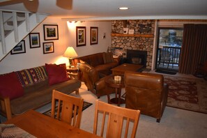 Een smart-tv, een dvd-speler, boeken en een stereo