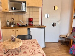 Een koelkast, een microgolfoven, een oven