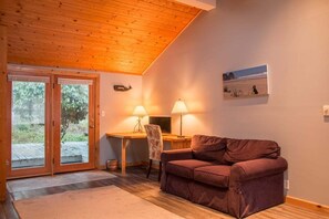 テレビ、書庫、PC モニター