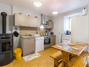 Fridge, microwave, oven, dishwasher - Les Moussaillons - Authentic Village House in Cotentin (Varouville)