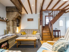 TV, fireplace - Les Moussaillons - Authentic Village House in Cotentin (Varouville)