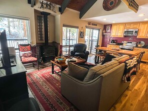 Smart-TV, Kamin, Bücher