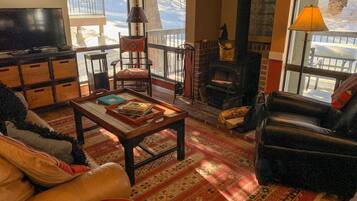 Een smart-tv, een open haard en boeken